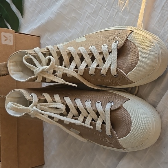 Veja Tan and Cream Women's Sneakers - Picture 4 of 10